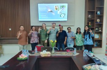 Dua peneliti dari University of Veterinary Medicine Vienna paparkan satu dekade studi Etologi Kognitif Kakatua Tanimbar di Pulau Tanimbar, Warnai Kuliah Tamu Jurusan Kehutanan